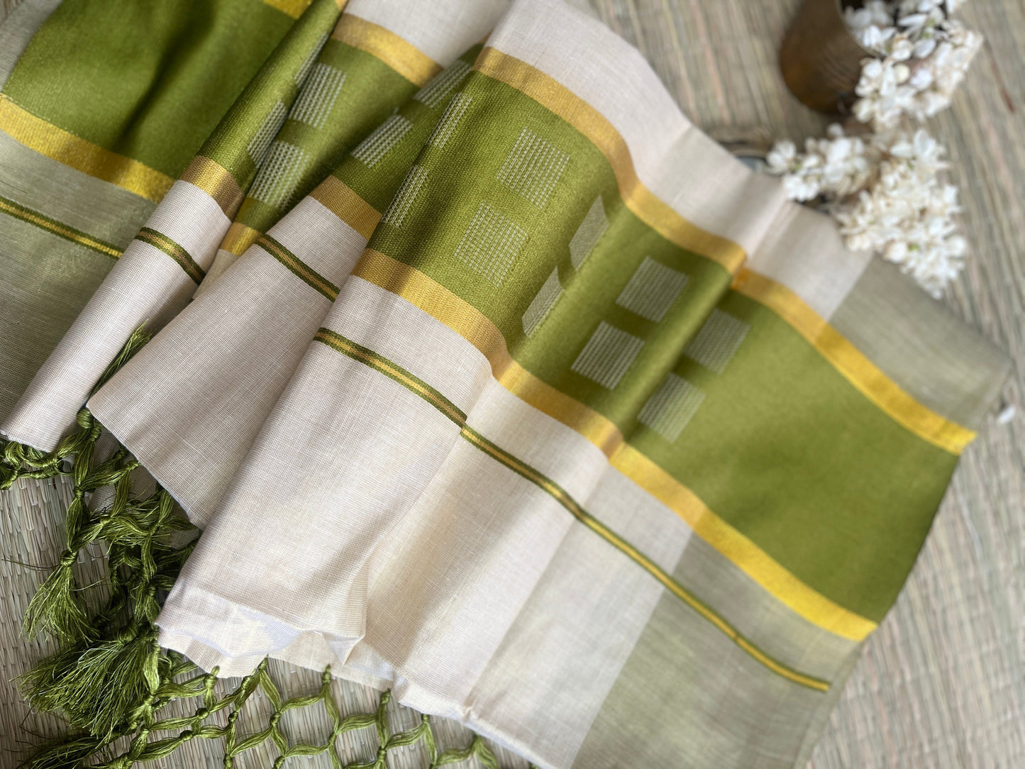 Thalir – Balaramapuram Kasavu Saree with Green Kasavu Border