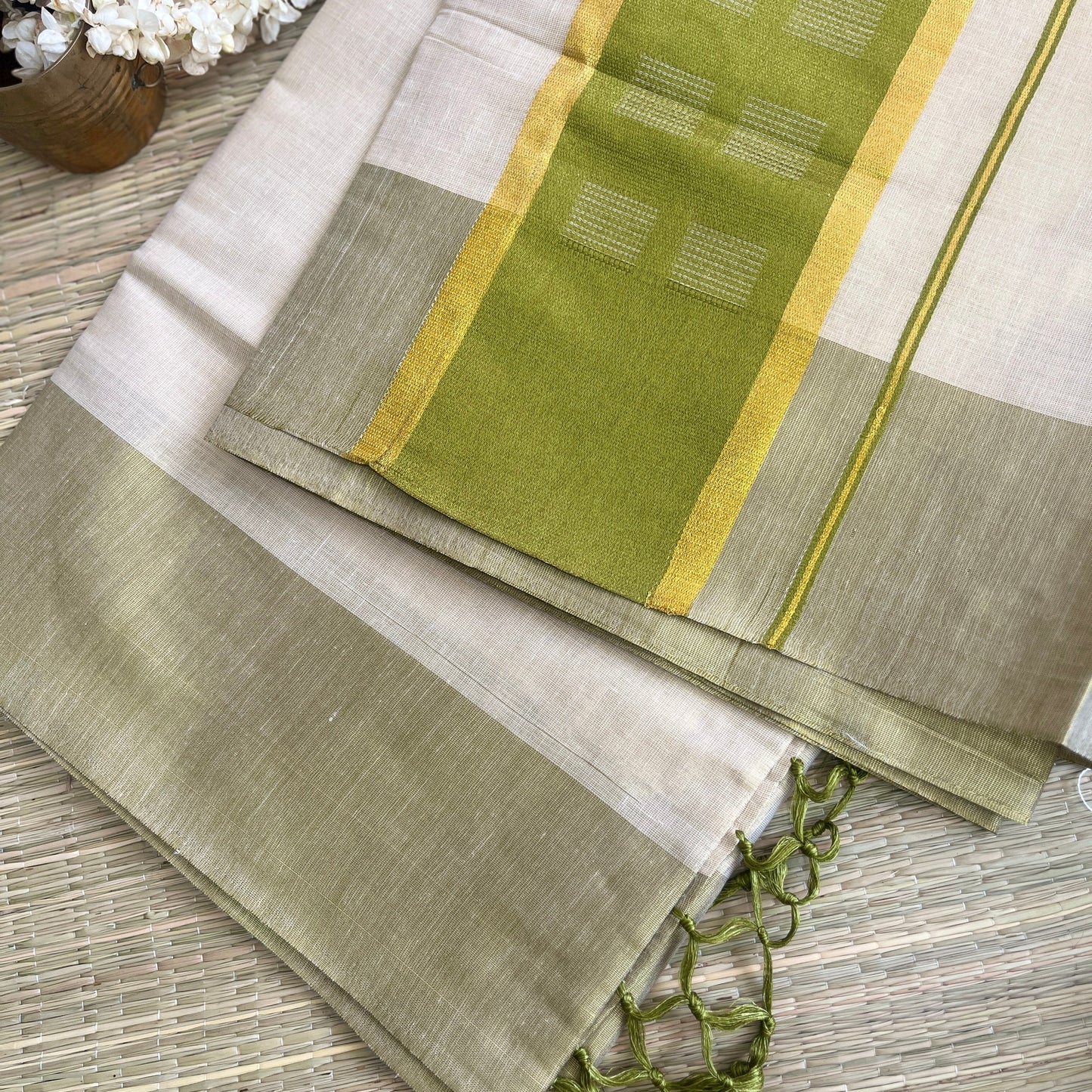 Thalir – Balaramapuram Kasavu Saree with Green Kasavu Border