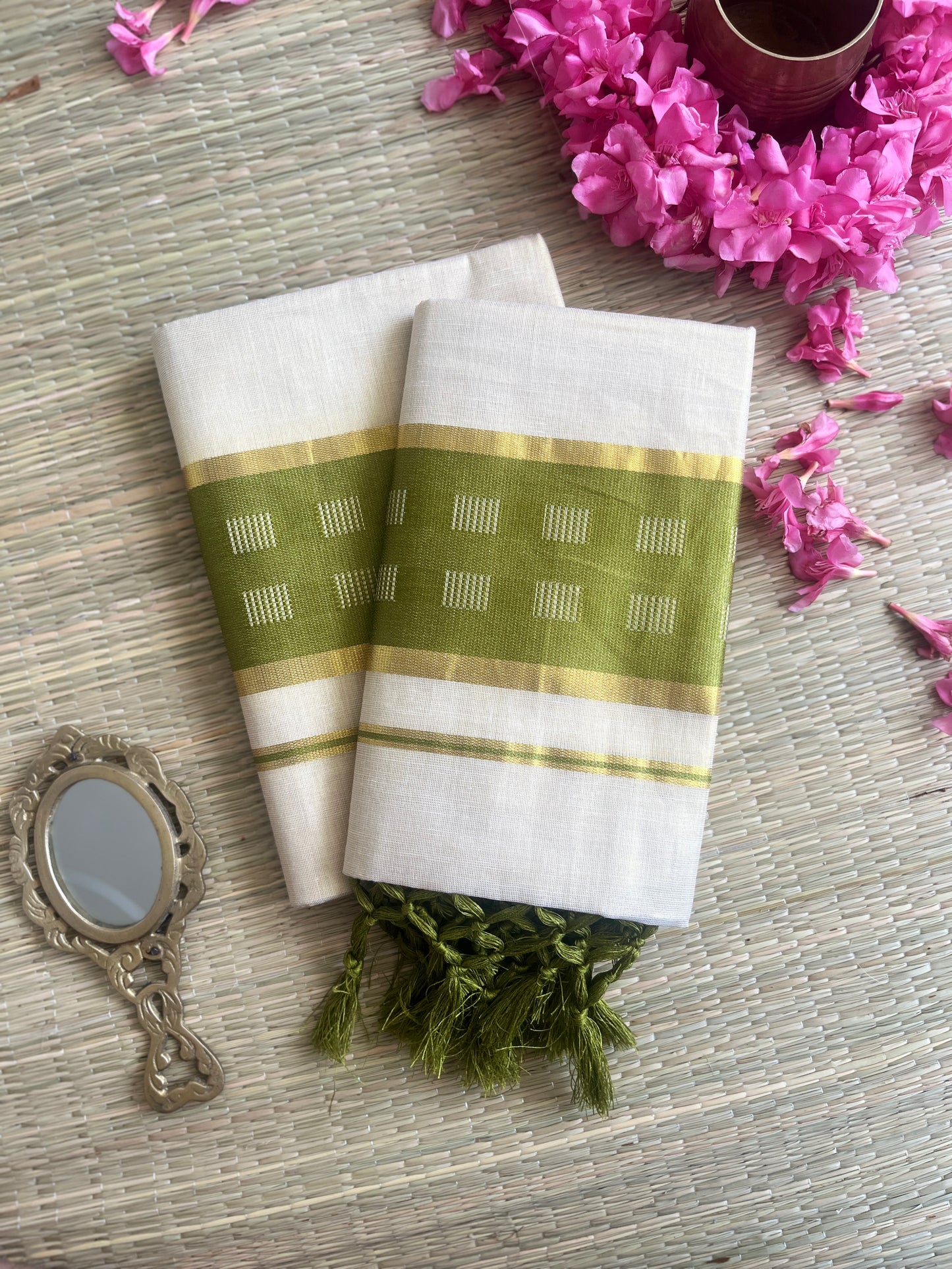 Thalir – Balaramapuram Kasavu Set Mundu with Light Green Kasavu Border