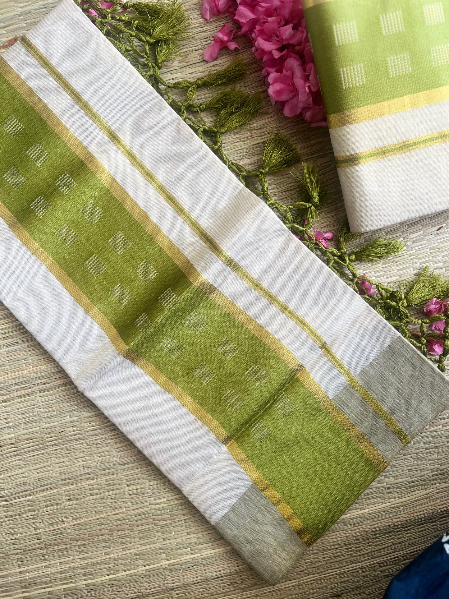 Thalir – Balaramapuram Kasavu Set Mundu with Light Green Kasavu Border