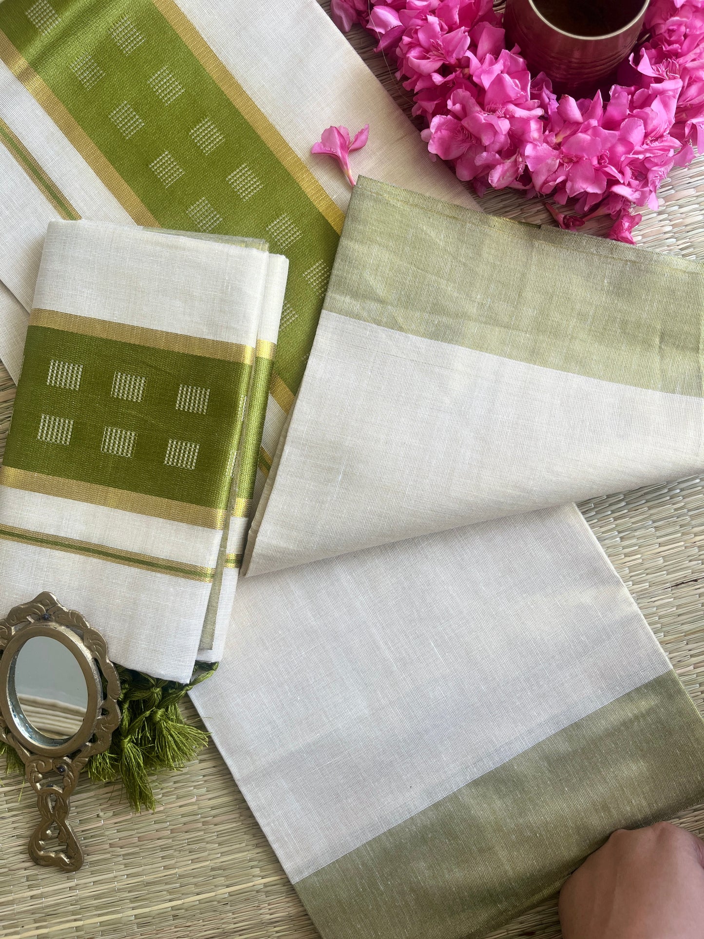 Thalir – Balaramapuram Kasavu Set Mundu with Light Green Kasavu Border
