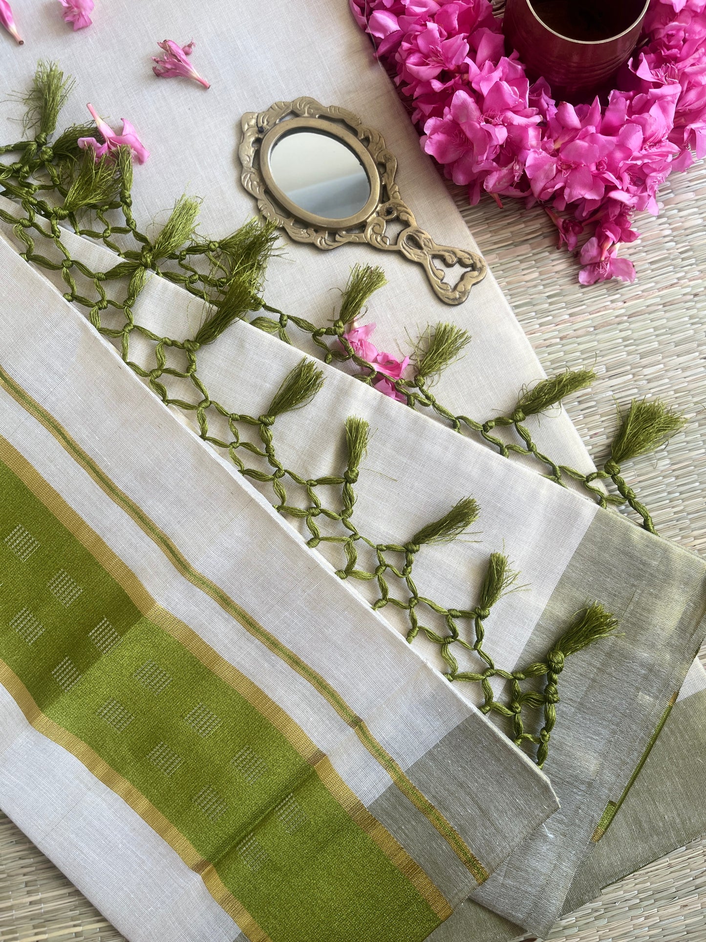 Thalir – Balaramapuram Kasavu Set Mundu with Light Green Kasavu Border